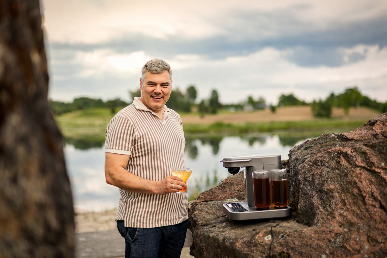 SipSmart dibinātājs pie Bartesian aparāta Avotiņu ainavā